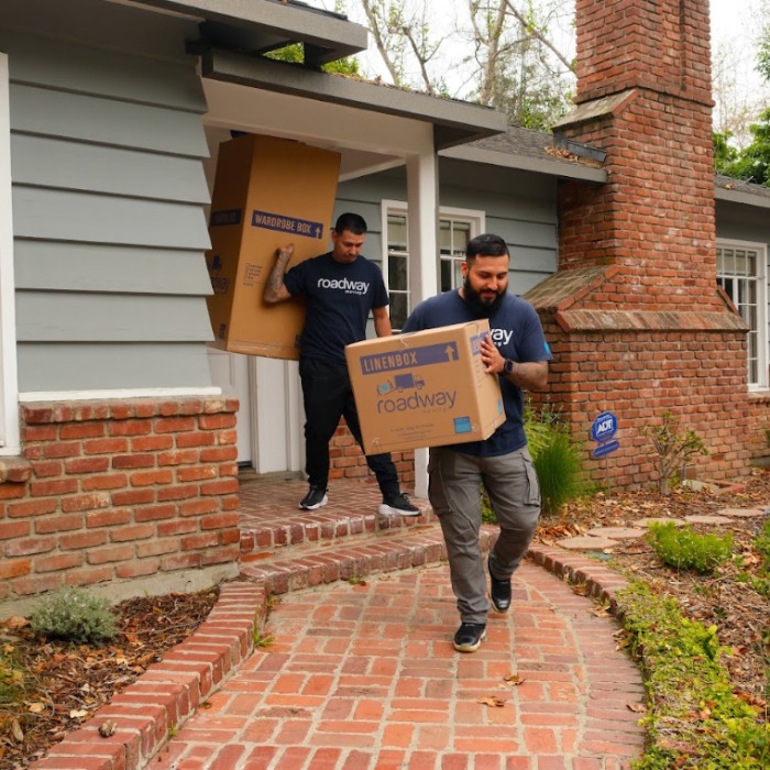 Roadway Moving California - Movers during a move in California